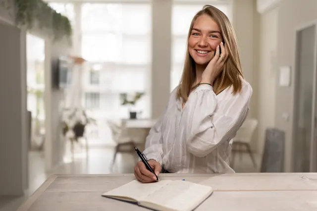 Medewerker van TOPCHIRO Goes belt een cliënt om de afspraak in te plannen