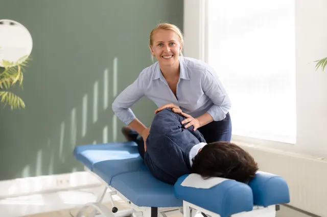Chiropractor onderzoekt een cliënt tijdens de intake bij TOPCHIRO Goes