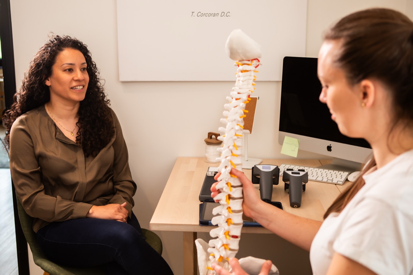 Chiropractor legt met een wervelkolommodel uit wat de scan laat zien bij TOPCHIRO Goes