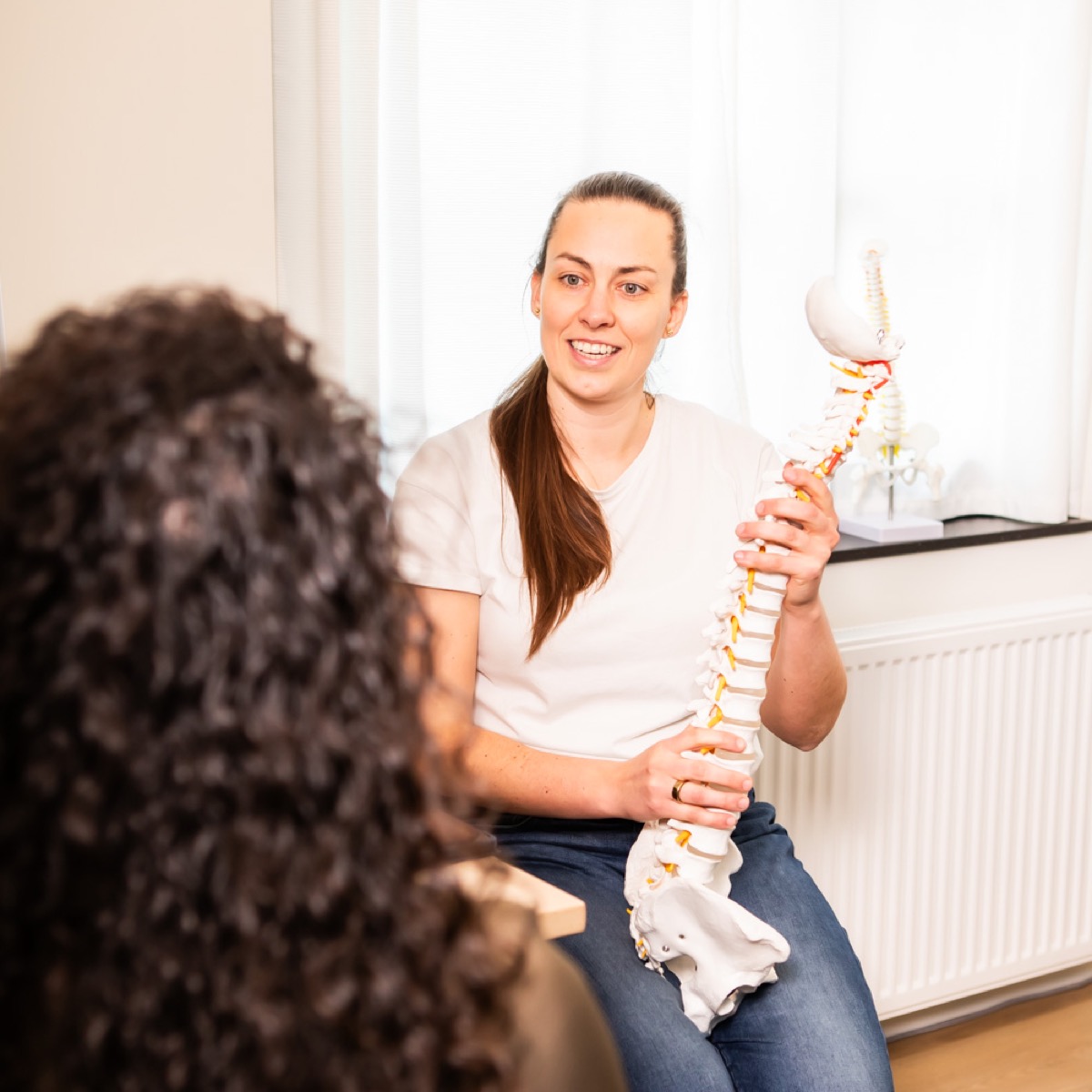 Chiropractor bespreekt het persoonlijke zorgplan met een cliënt bij TOPCHIRO Goes